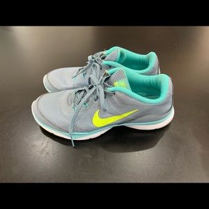Nike tennis shoes size 8